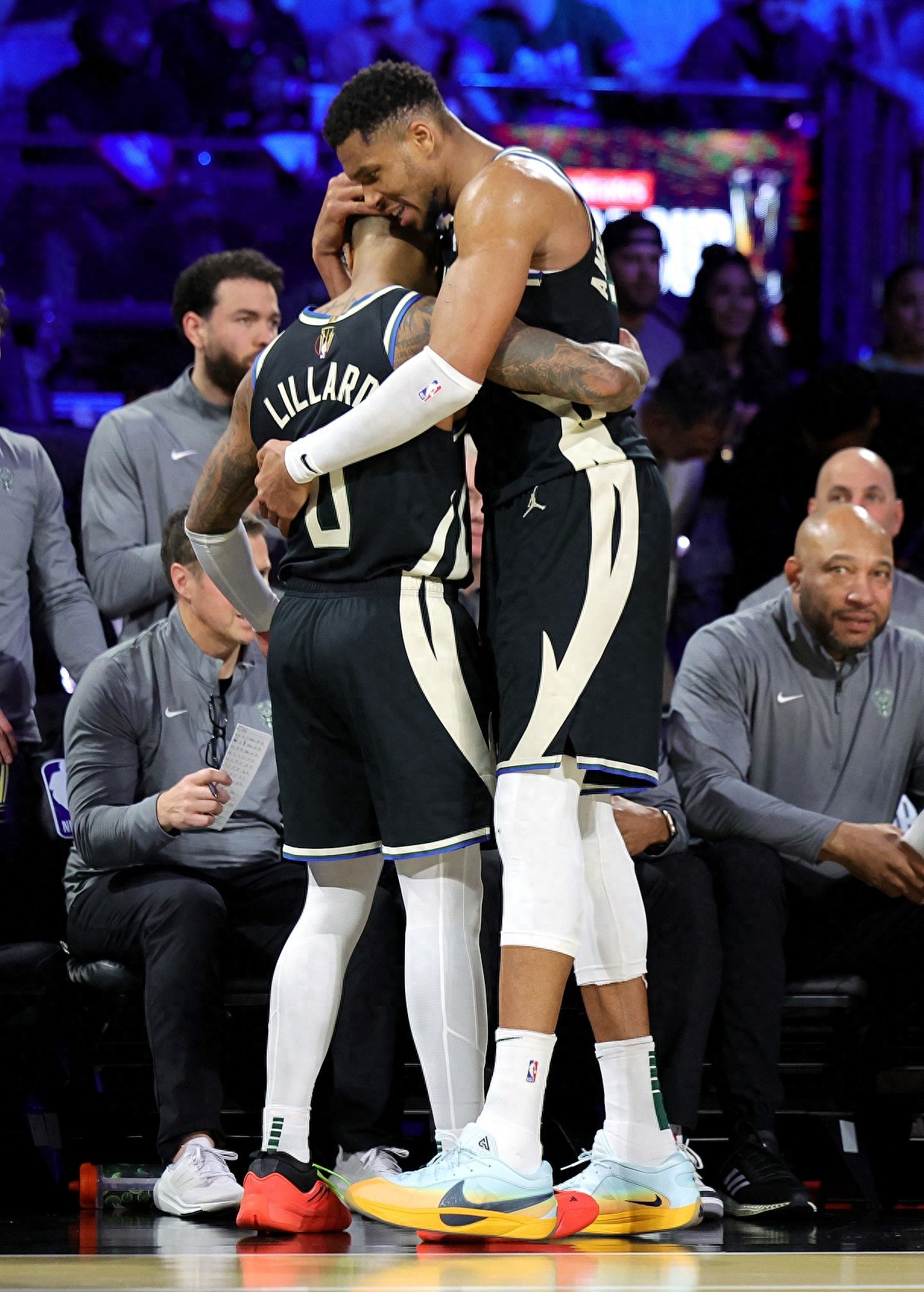 包含雄鹿完胜76人，客场保持全队士气高昂的词条