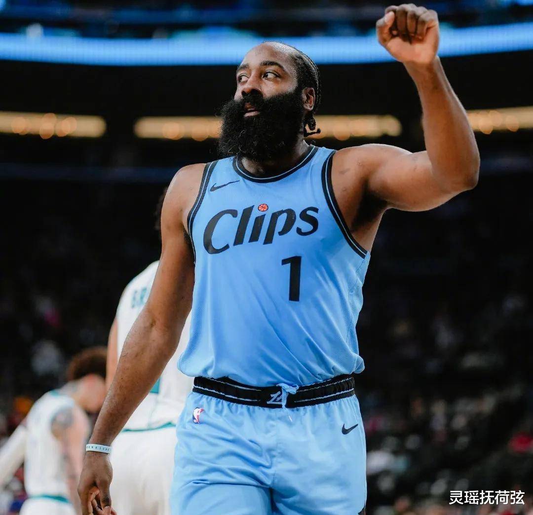 快船大胜黄蜂，保持不败战绩