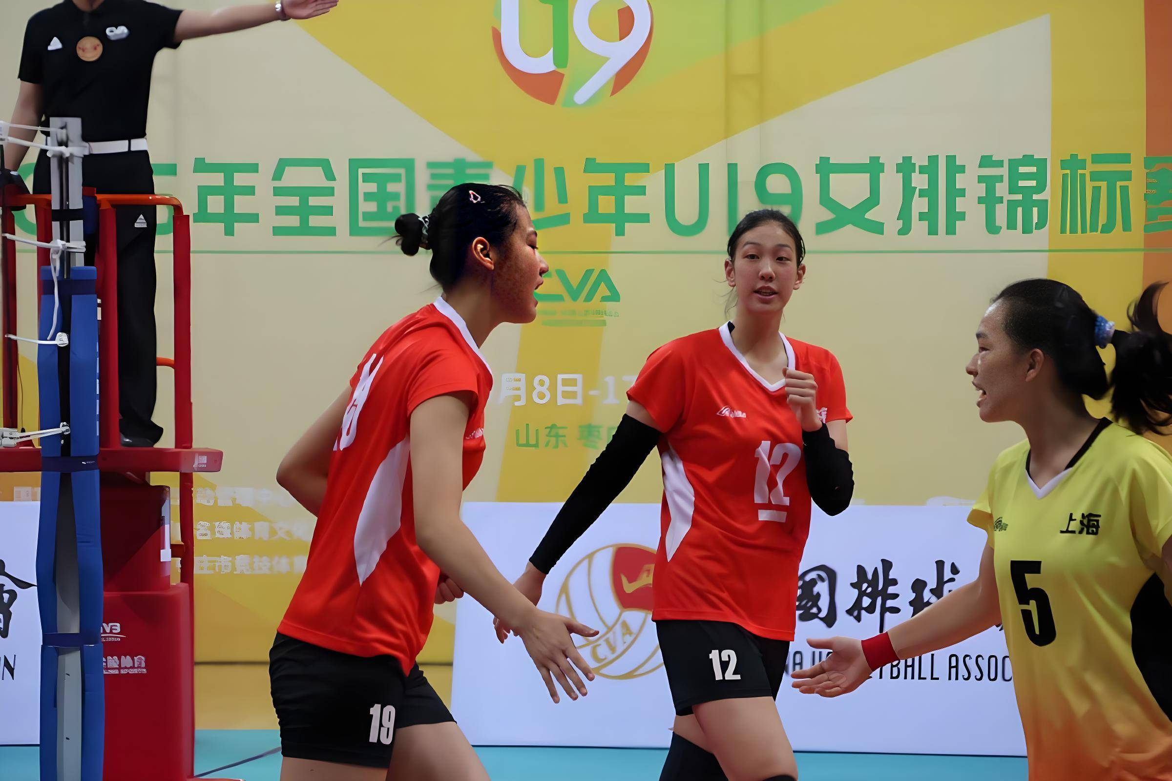 排球决赛震撼开打,巅峰对决引爆全场 排球决赛震撼开打,巅峰对决引爆全场